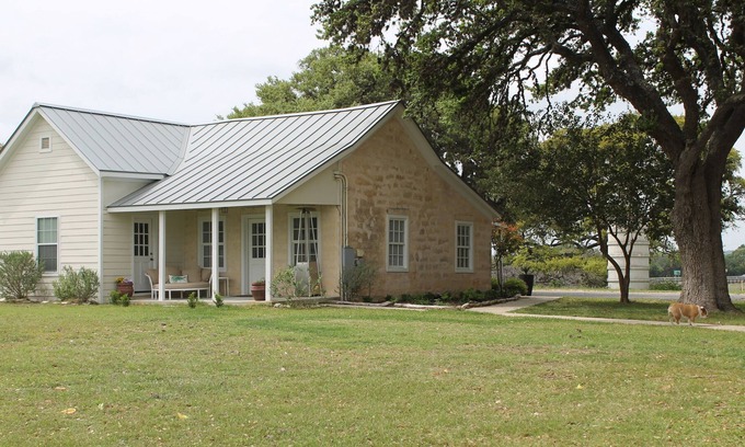 Boerne Cabaña | Hermosa cabaña renovada con piscina compartida y bañera de hidromasaje y wifi gratis