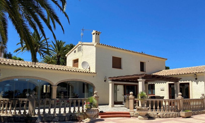Paratella Villa | Hermosa Finca / Villa renovada con piscina privada y vistas al mar