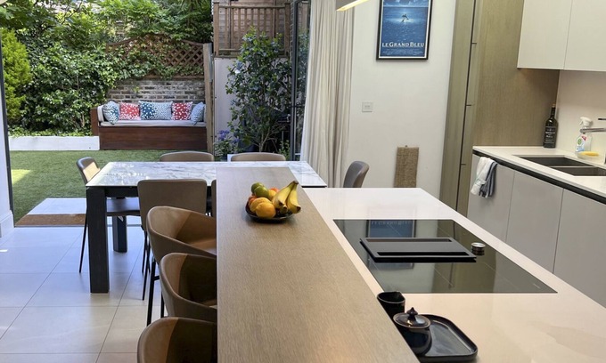 Holland Park Casa | Beautiful Renovated House With Garden in Highly Sought After Area