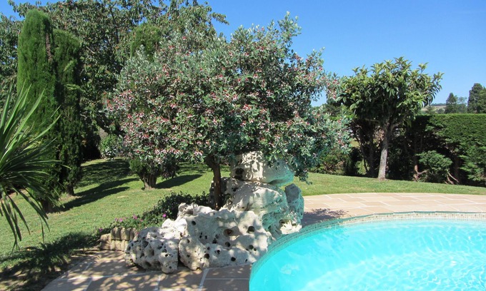 Lavardac Casa | Hermosa casa independiente renovada con piscina y amplio jardín cerrado.