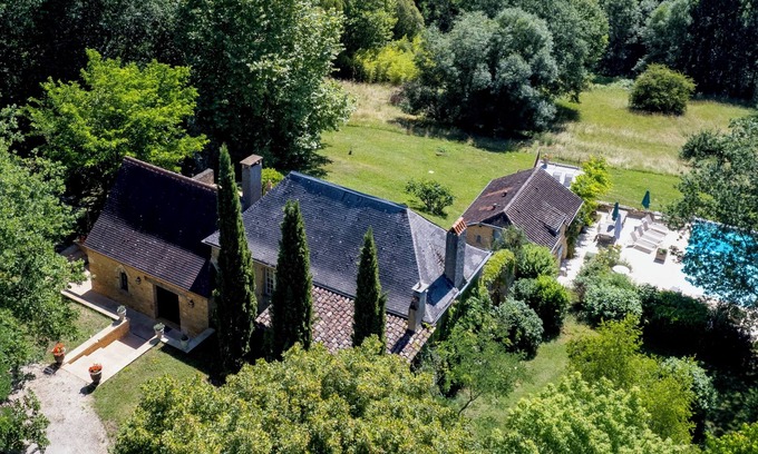 Auriac-du-Perigord Casa | Auténtica casa decorada con esmero, vista impresionante, piscina climatizada