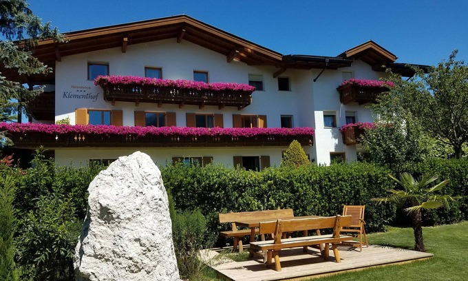 Naz Cama Y Desayuno | Hermosa residencia Klementhof con jardín y piscina al aire libre de temporada