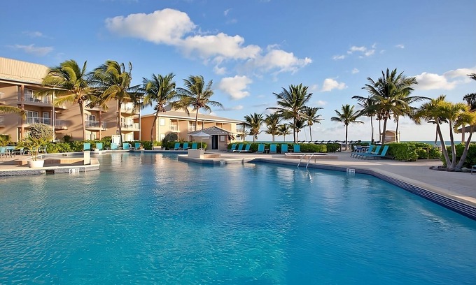 Crystal Harbour Complejo | Beautiful Resort Right On The Water! Outdoor Pool, Near George Town!