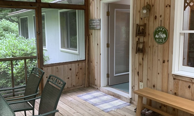 Tolland Casa | Beautiful retreat in a lake community to the enjoy the summer season.