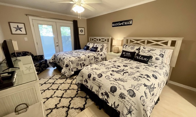 Arcadian Shores Villa | Beautiful Richmond Park villa with full access to all resort amenities, 21C!!