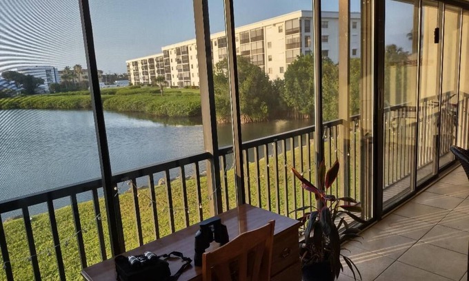 Cocoa Isles Condominio | Beautiful River 2 bedroom Condo plus garage.