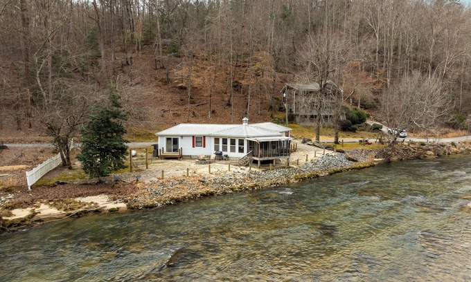 Ellijay Casa | Beautiful River House located directly on the Cartecay River