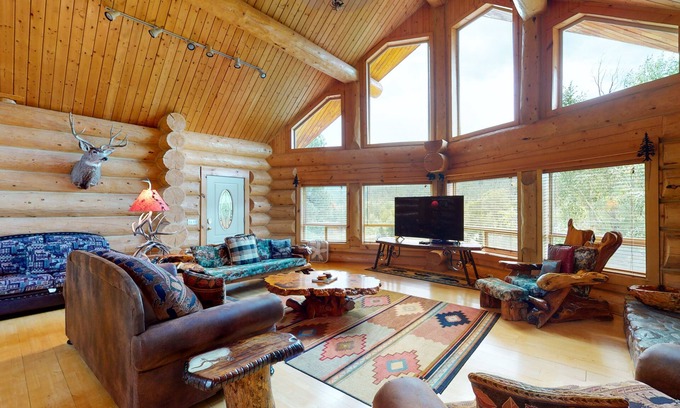 San Juan River Village Cabina | Beautiful Riverfront Log Cabin with Mountain Views, Firepit, and Gas Grill
