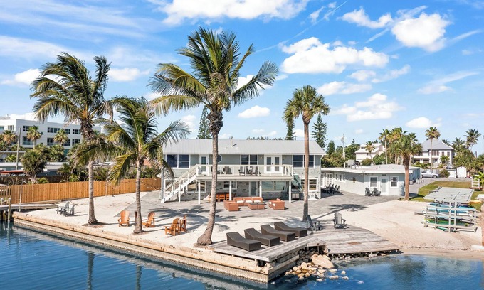 Orlando Beach Casa | Beautiful Riverfront Resort W/ Steps from Private Beach Access & Perfect Setting for Events