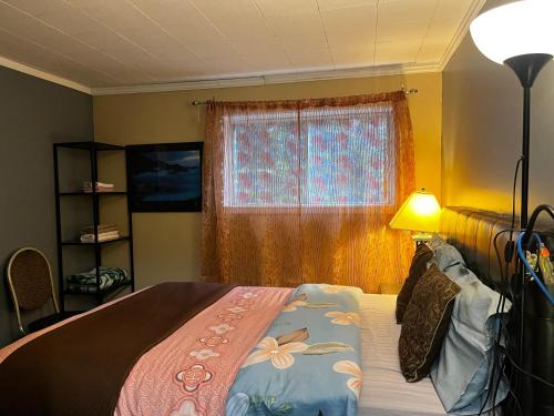 Northwest Calgary Casa | Beautiful room close Airport!