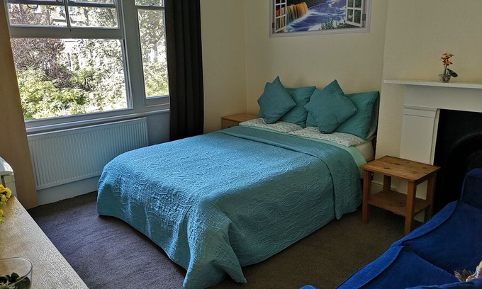 Queen's Park Casa | Beautiful room with garden view