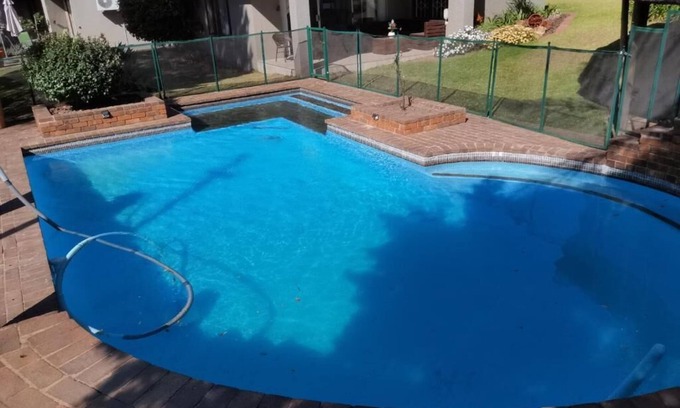 Greater Johannesburg Metropolitan Area Cabaña | Beautiful rose garden cottage with pool n braai. Pet Friendly!