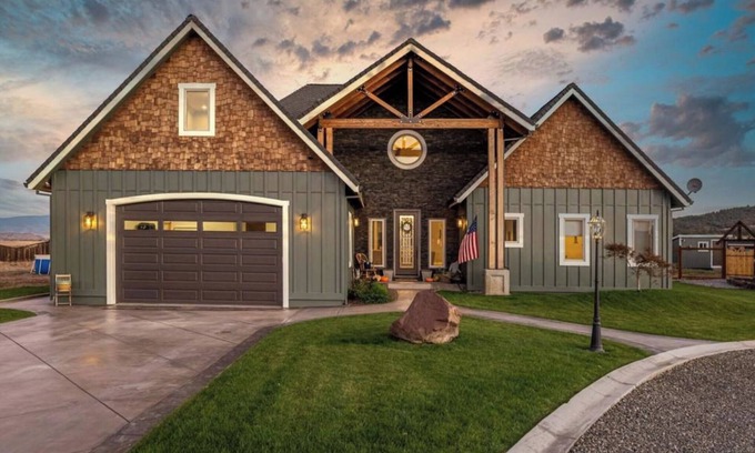 Yreka Casa | Beautiful rural home with spectacular views of Mt. Shasta 5 minutes from freeway