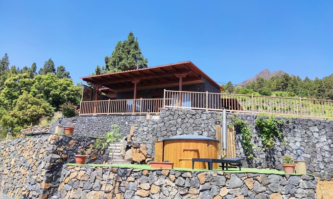 Arafo Cabaña | Bonita Casa Rural en Viñedo Ecológico con Jacuzzi.