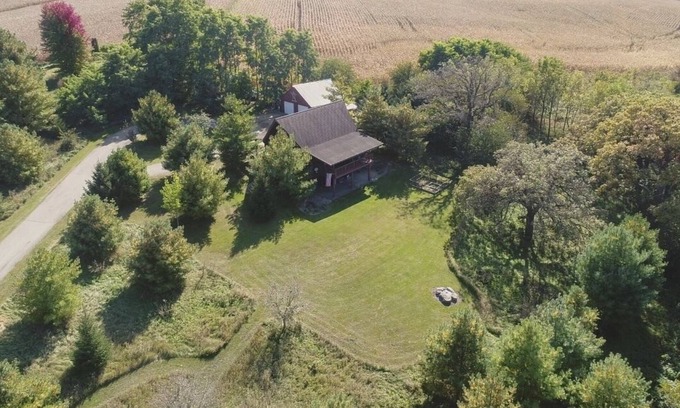 Hazel Green Cabina | Beautiful rustic and secluded cabin on a dead end lane and close to Galena, IL.