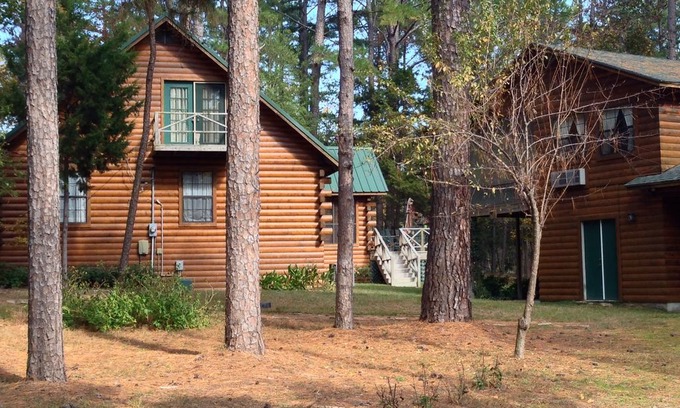 Holly Lake Ranch Cabina | Beautiful Rustic Log Cabin with Hot Tub in the Premier Resort-Holly Lake Ranch