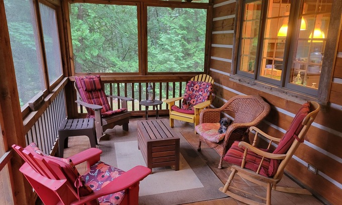 North Frontenac Cabaña | Beautiful rustic yet modern log cabin on quiet lake