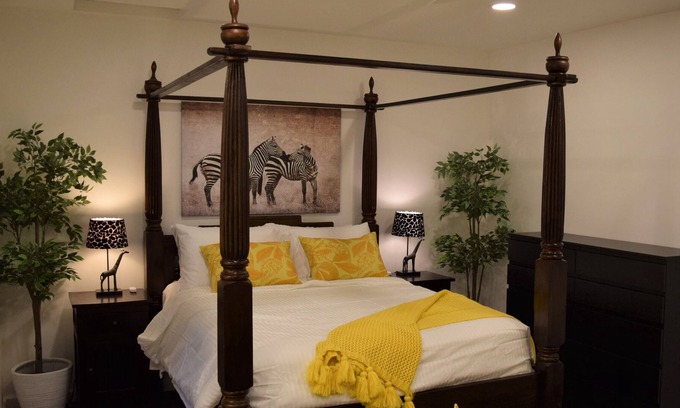 Encino Casa | Beautiful Safari Retreat in Heart of Encino Hills - Modern, Clean & Peaceful!