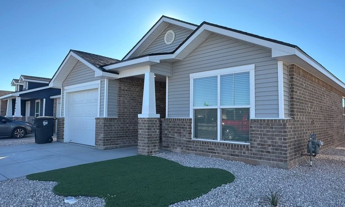 Odessa Casa | Beautiful, Safe, and Cozy 3-Bedroom Home in North Odessa: The Paris Escape