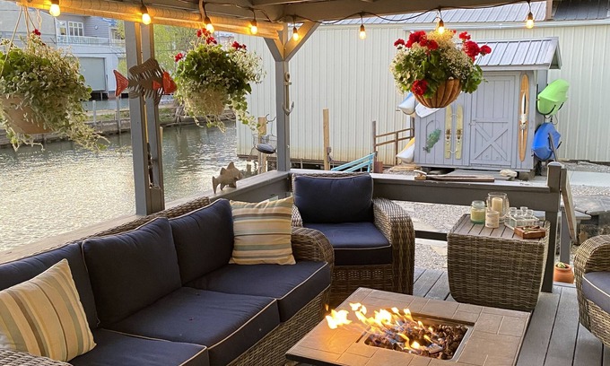 Sandusky Casa | Beautiful Sandusky Bay house with private lagoon for swimming, kayaking ,boating