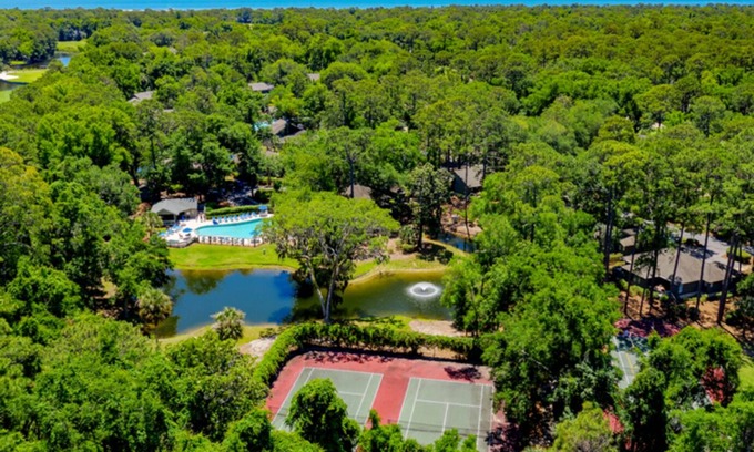 Hilton Head Island Cabaña | Beautiful scenic property that backs up to the Galleon Golf Course in Shipyard