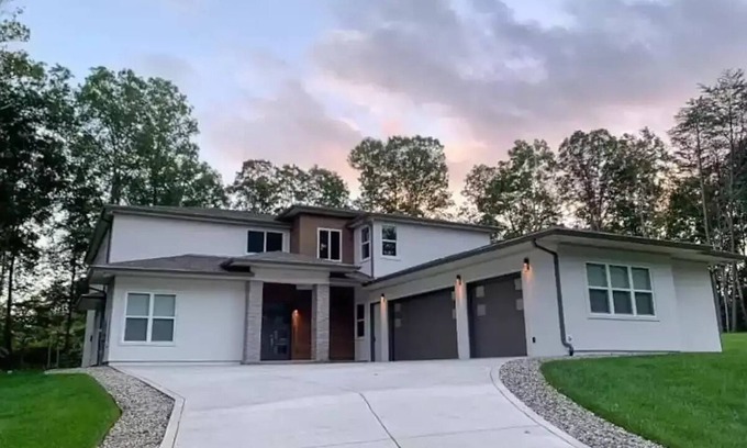 McMinnville Casa | Beautiful Scenic Mountain large room with Bluff, Creeks and Waterfall.
