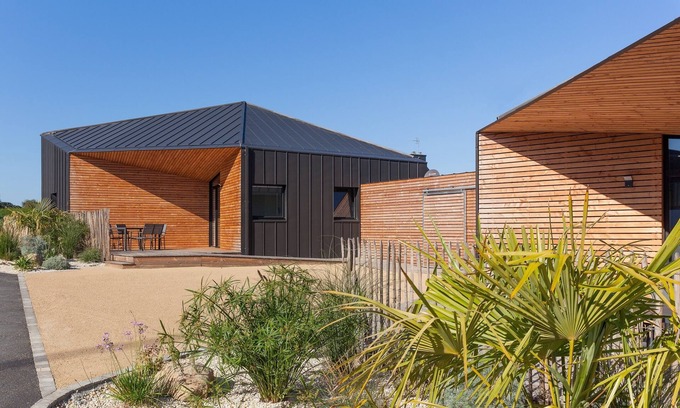 Trevou-Treguignec Casa | Beautiful sea views! Quality architect-designed accommodation 100 m from the beach