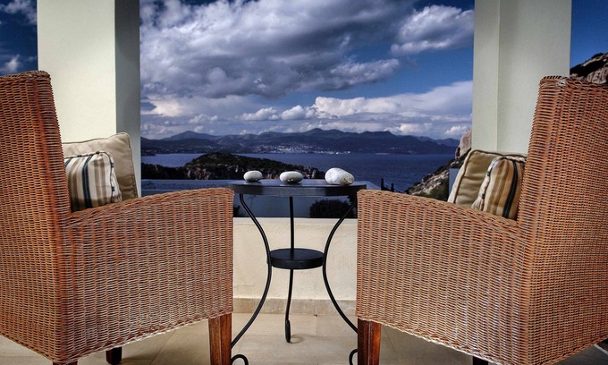 Istron Villa | Hermosa villa con vista al mar con piscina privada de agua de mar