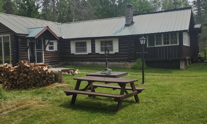 Armstrong Creek Casa | Beautiful secluded Log Cabin on a creek