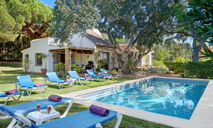 Urbanización Hacienda las Chapas Villa | Villa con piscina privada y jardín en Elviria, 15 minutos al este de Marbella