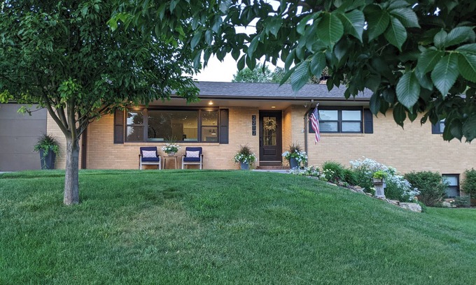 Rapid City Casa | Beautiful secluded Spacious 4-bedroom house in charming Rapid City with AC, WiFi