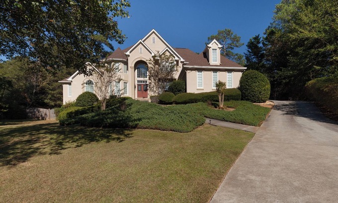 Snellville Casa | Beautiful serene mansion - 5-bedroom 4 1/2 bathroom house in Snellville