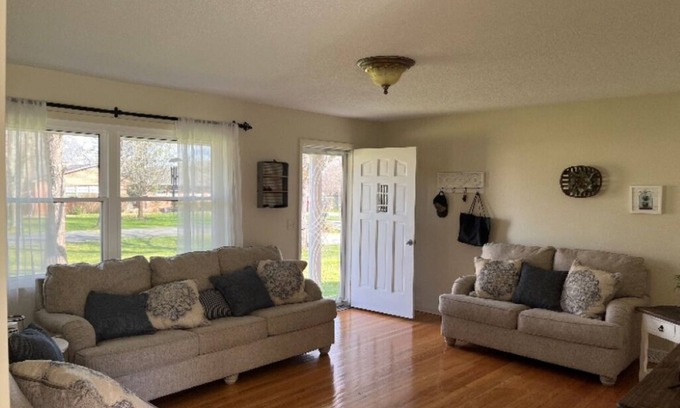 Jasper Casa | Beautiful Single Family 3 bedroom Home