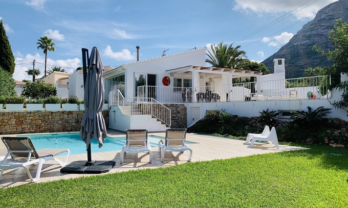 Denia Villa | Villa moderna de una planta con vistas al mar y a la montaña, 4 dormitorios y piscina.