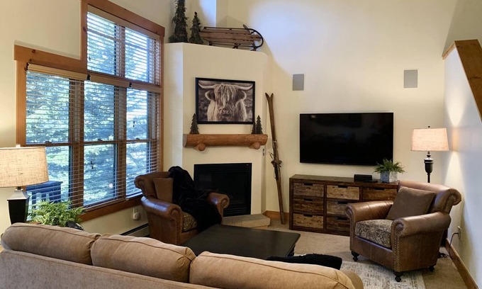 Keystone Casa | Beautiful Ski Retreat, 3 Min. Walk to the Shuttle, Hot Tub Access, Laundry