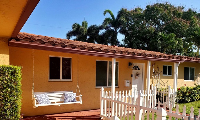 Garden Isles Casa | Beautiful South FL Oasis. 2/2 Charming Home with pool. 3 miles from the beach.