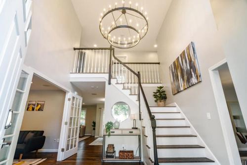 Holbrook Casa | Beautiful South shore Hidden Gem next to Train Station Boston Louisiana Grill