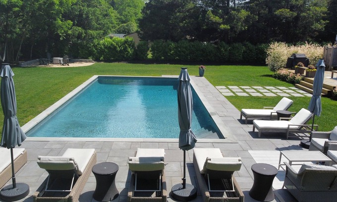 Southampton Casa | Nuevo en el mercado: rancho encantador totalmente renovado en Southampton Village
