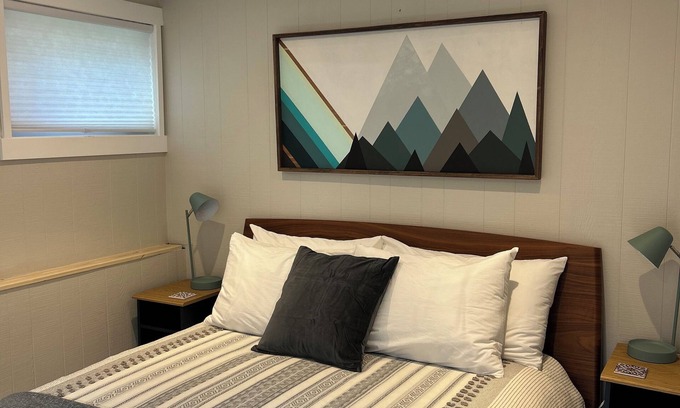 Fairfield Casa | Beautiful space, blocks from the ocean & Cook St