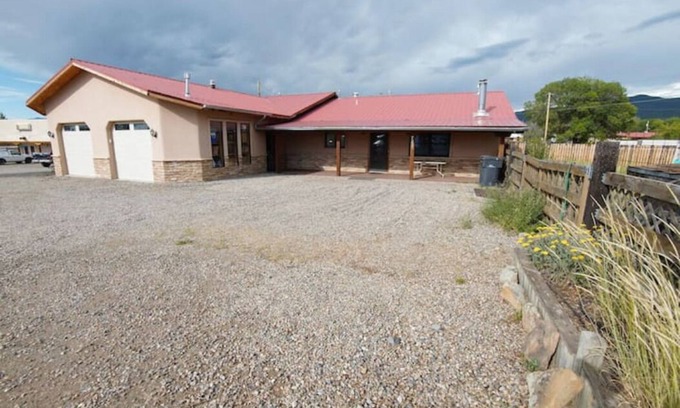 Taos Casa | Beautiful spacious house with 2 sided fireplace - PET fiendly - HOT TUB