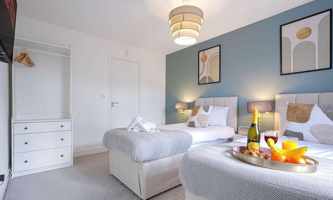 Milton Keynes Casa | Beautiful & Spacious Home - Sleeps 10