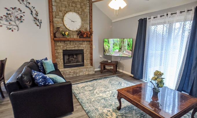 Overland Park Casa | Beautiful | spacious | clean house for families #1