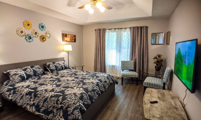 Overland Park Casa | Beautiful | spacious | clean house for families #2