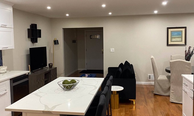 Brooklyn Casa | Beautiful Spacious - 2 bedroom, Main Floor Apartment, Backyard and Free Parking