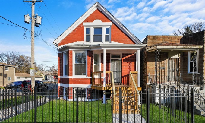 Chicago Lawn Casa | Beautiful spacious 6-Bedroom Home with 2 Baths – Perfect for Large Families