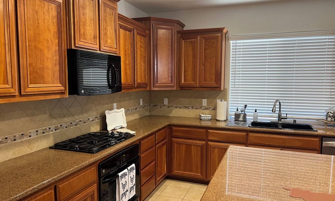 Tulare Casa | Beautiful spacious City Home