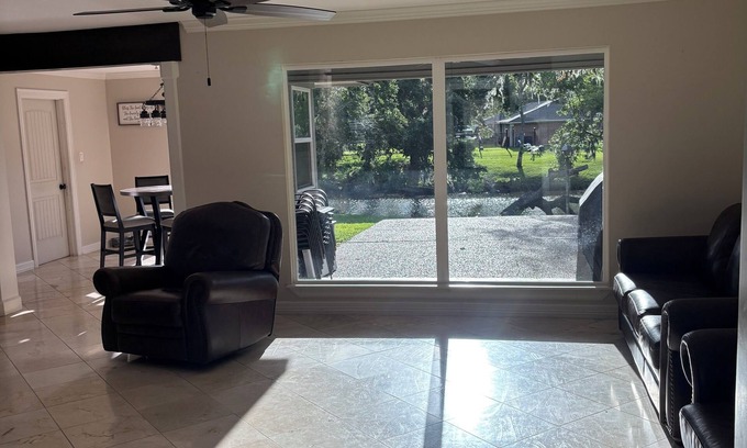 Lake Jackson Casa | Beautiful spacious home located on the Bayou. 25 min.from beach 55 from Houston.