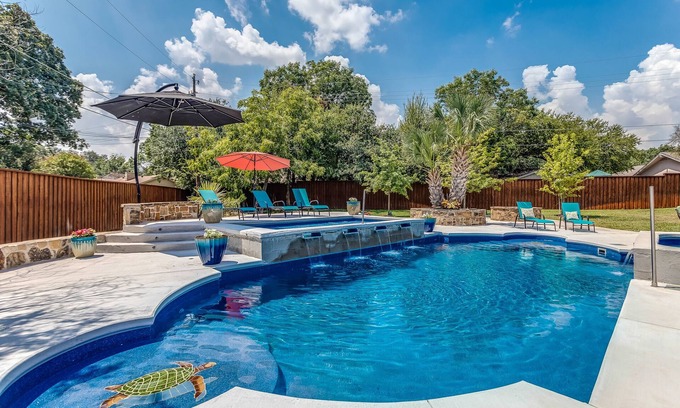 Irving Casa | Beautiful Spacious Home with Private Pool and Hot Tub Easy Trip from Airport