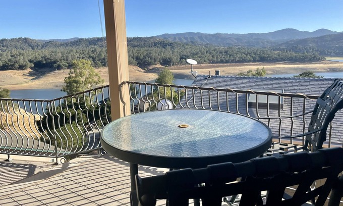 Oak Shores Casa | Beautiful Spacious Lake View Home in Oak Shores