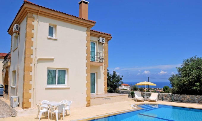 Karsiyaka Villa | Hermosa y espaciosa villa de lujo con impresionantes vistas a la montaña y al mar, wifi, piscina privada